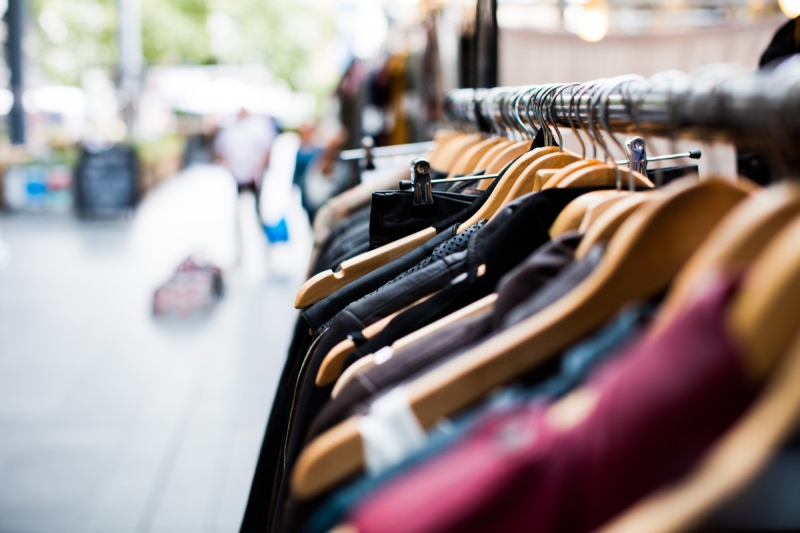 boutique-LE LAVANDOU-min_blur_close_up_focus_hanger_jacket_market_people_rack-1176303