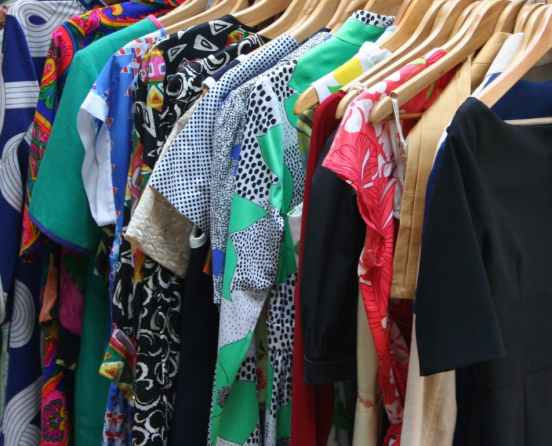 boutique-LE LAVANDOU-min_dresses_apparel_clothing_clothes_clothes_hangers_wooden_hangers_retail_shop_closet-1149845