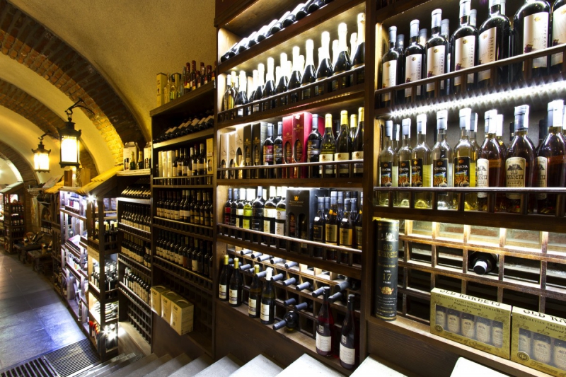 boutique-LE LAVANDOU-min_world_street_travel_shop_canon_georgia_wine_bottles-429767